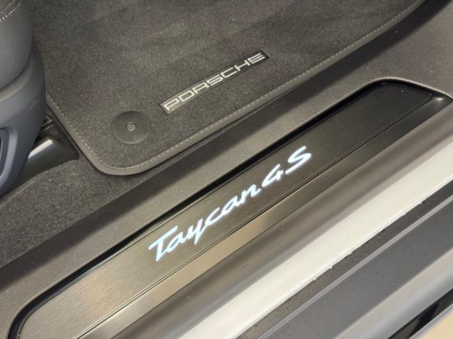 PORSCHE Taycan Photo 29