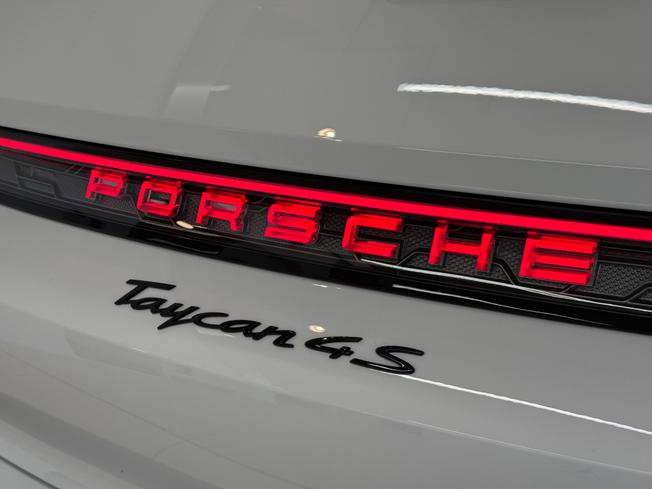 PORSCHE Taycan Photo 41