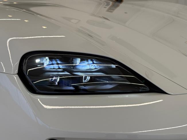 PORSCHE Taycan Photo 45