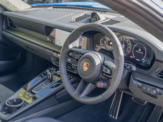 PORSCHE 911 Photo 8