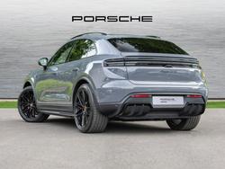 PORSCHE Macan Photo 2