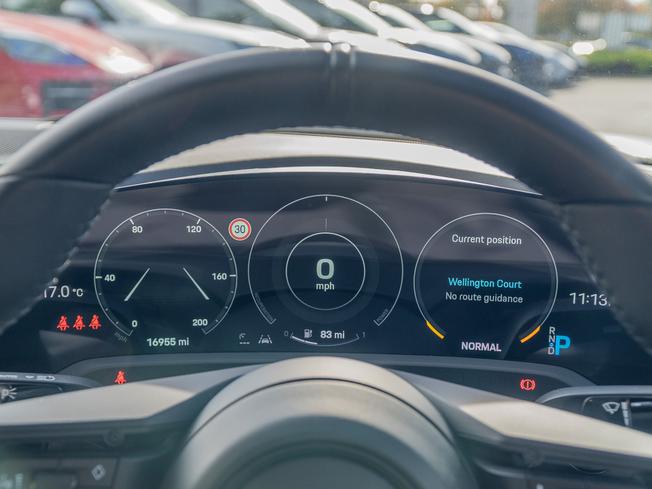 PORSCHE Taycan Photo 15