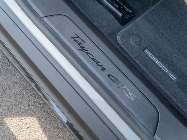 PORSCHE Taycan Photo 26
