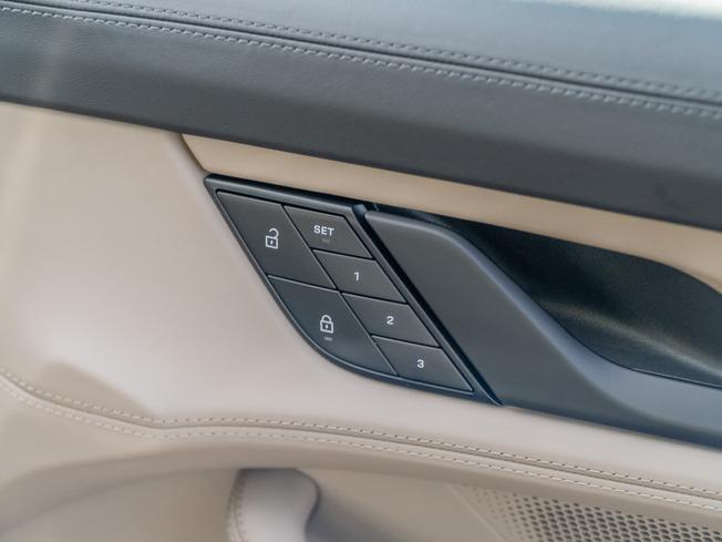PORSCHE Taycan Photo 28