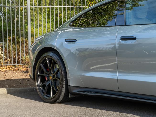 PORSCHE Taycan Photo 32