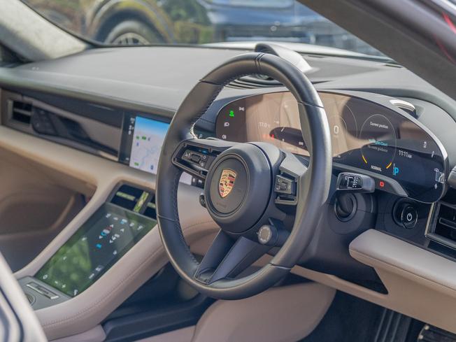 PORSCHE Taycan Photo 8