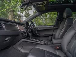 PORSCHE Macan Photo 3