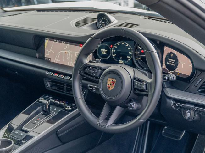 PORSCHE 911 Photo 8