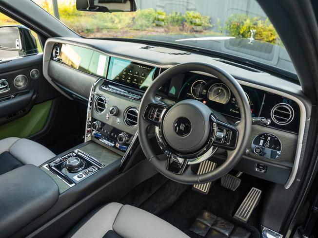 ROLLS-ROYCE Cullinan Photo 16