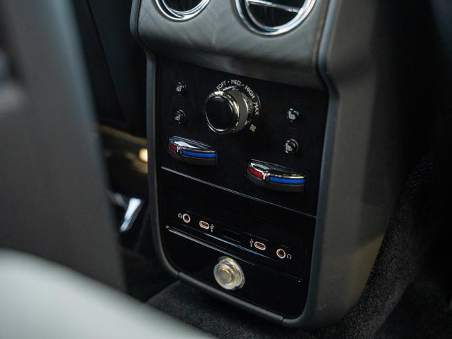ROLLS-ROYCE Cullinan Photo 29