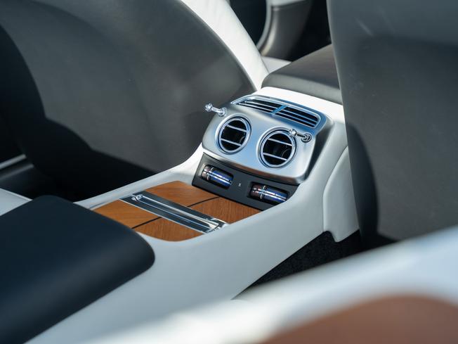 ROLLS-ROYCE Dawn Photo 19