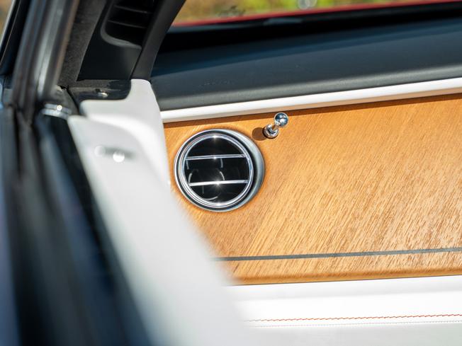 ROLLS-ROYCE Dawn Photo 24