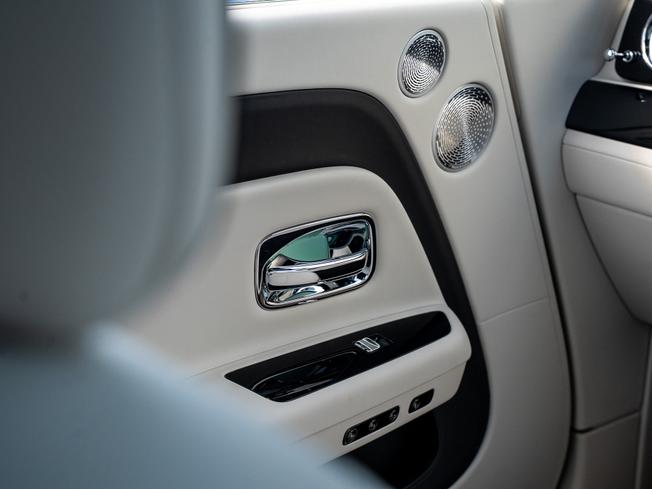 ROLLS-ROYCE Spectre Photo 19