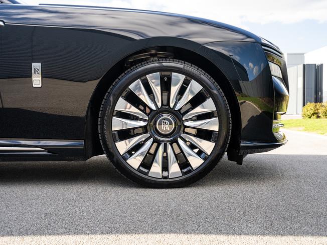 ROLLS-ROYCE Spectre Photo 32