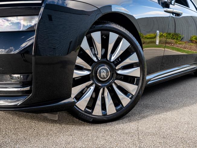 ROLLS-ROYCE Spectre Photo 40