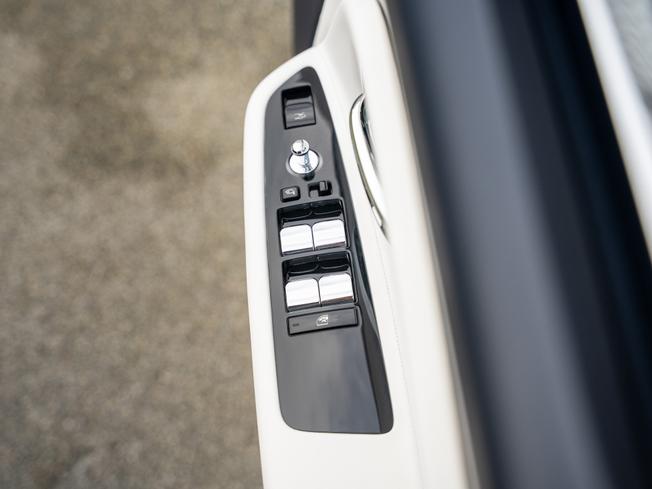 ROLLS-ROYCE Spectre Photo 16