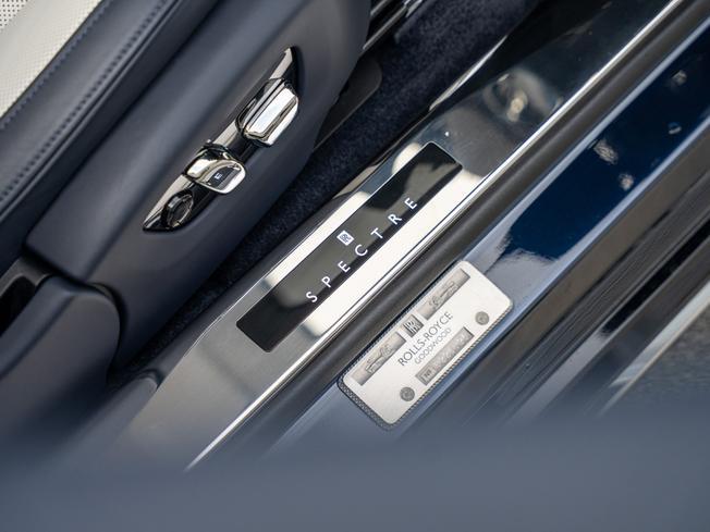 ROLLS-ROYCE Spectre Photo 18