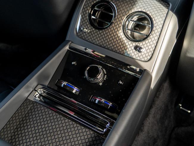 ROLLS-ROYCE Spectre Photo 16