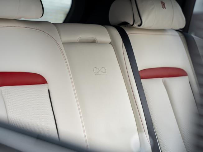 ROLLS-ROYCE Cullinan Photo 32