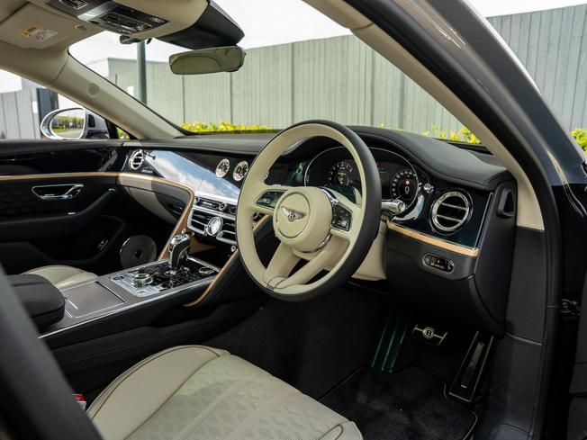 BENTLEY Flying Spur Photo 17
