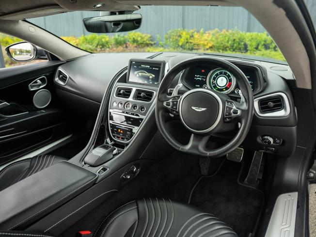 ASTON MARTIN DB11 Photo 3