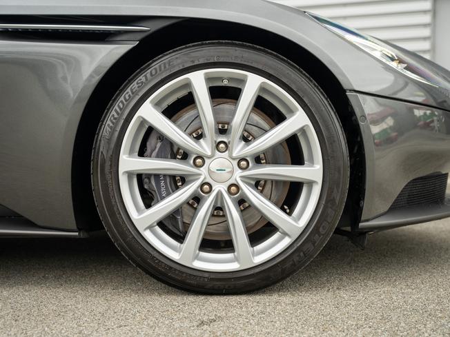 ASTON MARTIN DB11 Photo 4