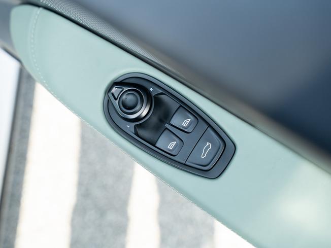 ASTON MARTIN Db12 Photo 16