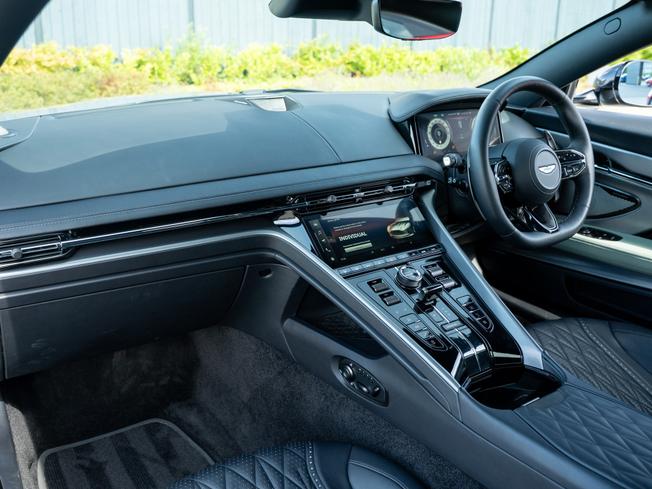 ASTON MARTIN Db12 Photo 23