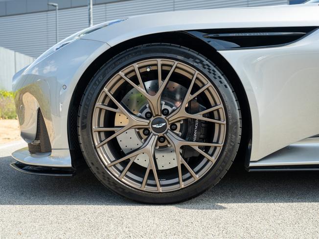 ASTON MARTIN Db12 Photo 4
