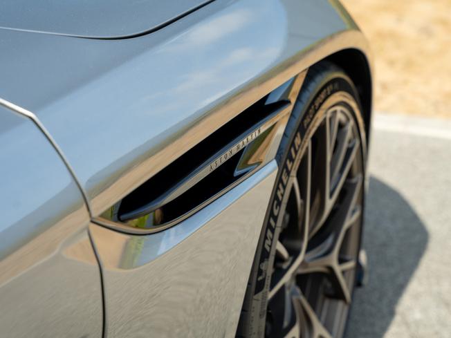 ASTON MARTIN Db12 Photo 9