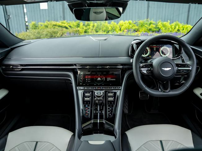 ASTON MARTIN DB12 Photo 9