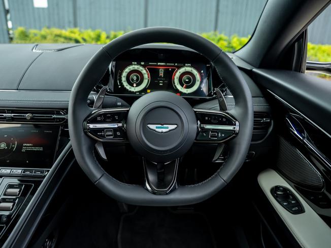 ASTON MARTIN DB12 Photo 10