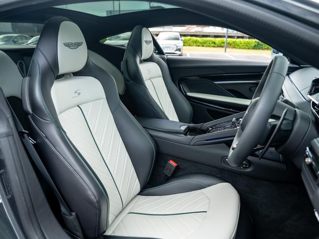 ASTON MARTIN DB12 Photo 11