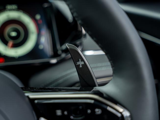 ASTON MARTIN DB12 Photo 12