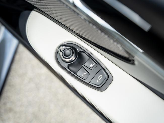 ASTON MARTIN DB12 Photo 17