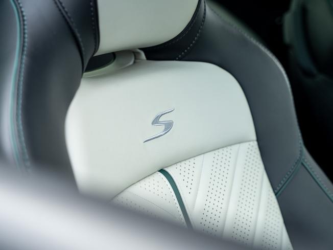 ASTON MARTIN DB12 Photo 19