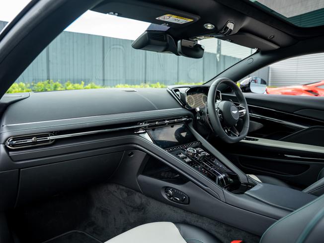ASTON MARTIN DB12 Photo 24