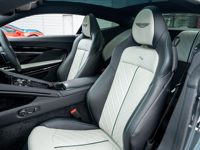 ASTON MARTIN DB12 Photo 25