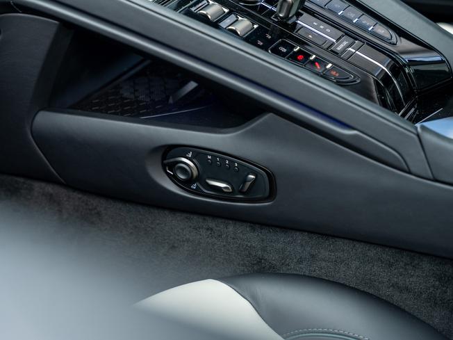 ASTON MARTIN DB12 Photo 26