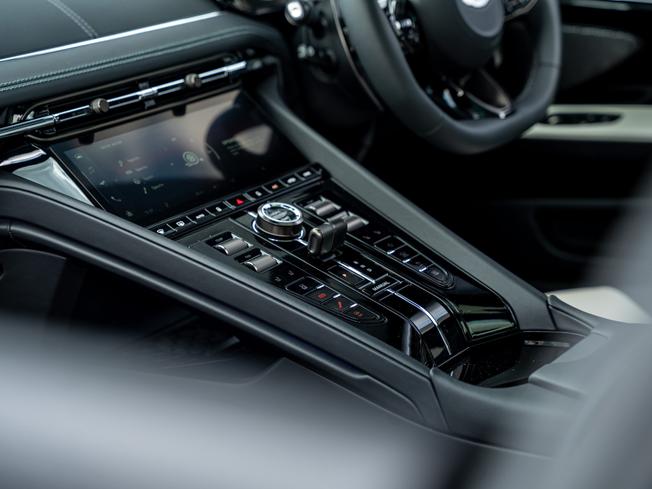 ASTON MARTIN DB12 Photo 27