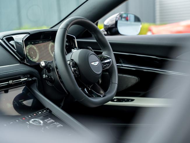 ASTON MARTIN DB12 Photo 28