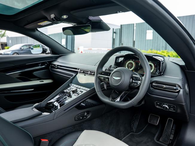 ASTON MARTIN DB12 Photo 3