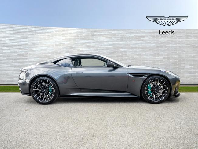 ASTON MARTIN DB12 Photo 30