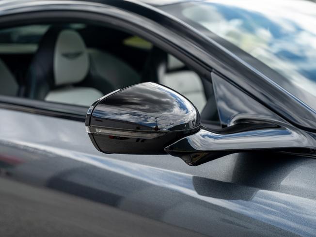 ASTON MARTIN DB12 Photo 31
