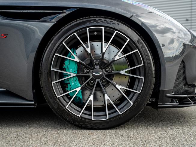 ASTON MARTIN DB12 Photo 4