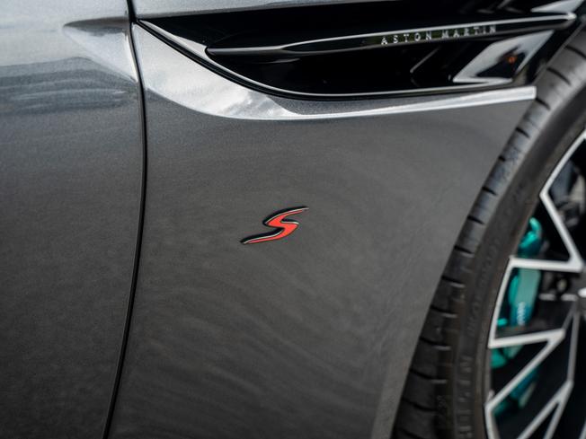 ASTON MARTIN DB12 Photo 39