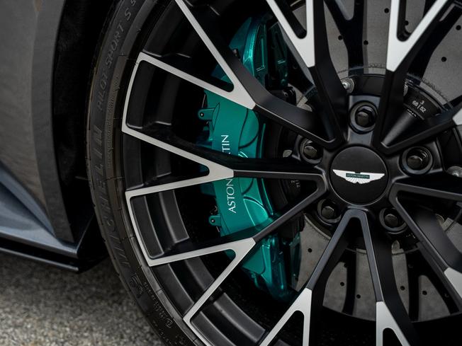 ASTON MARTIN DB12 Photo 40