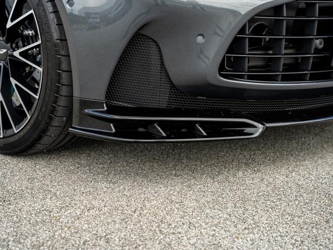 ASTON MARTIN DB12 Photo 44
