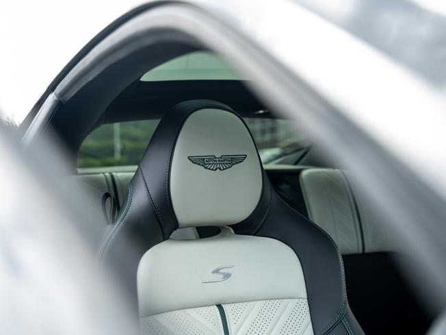 ASTON MARTIN DB12 Photo 5