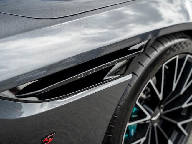 ASTON MARTIN DB12 Photo 8